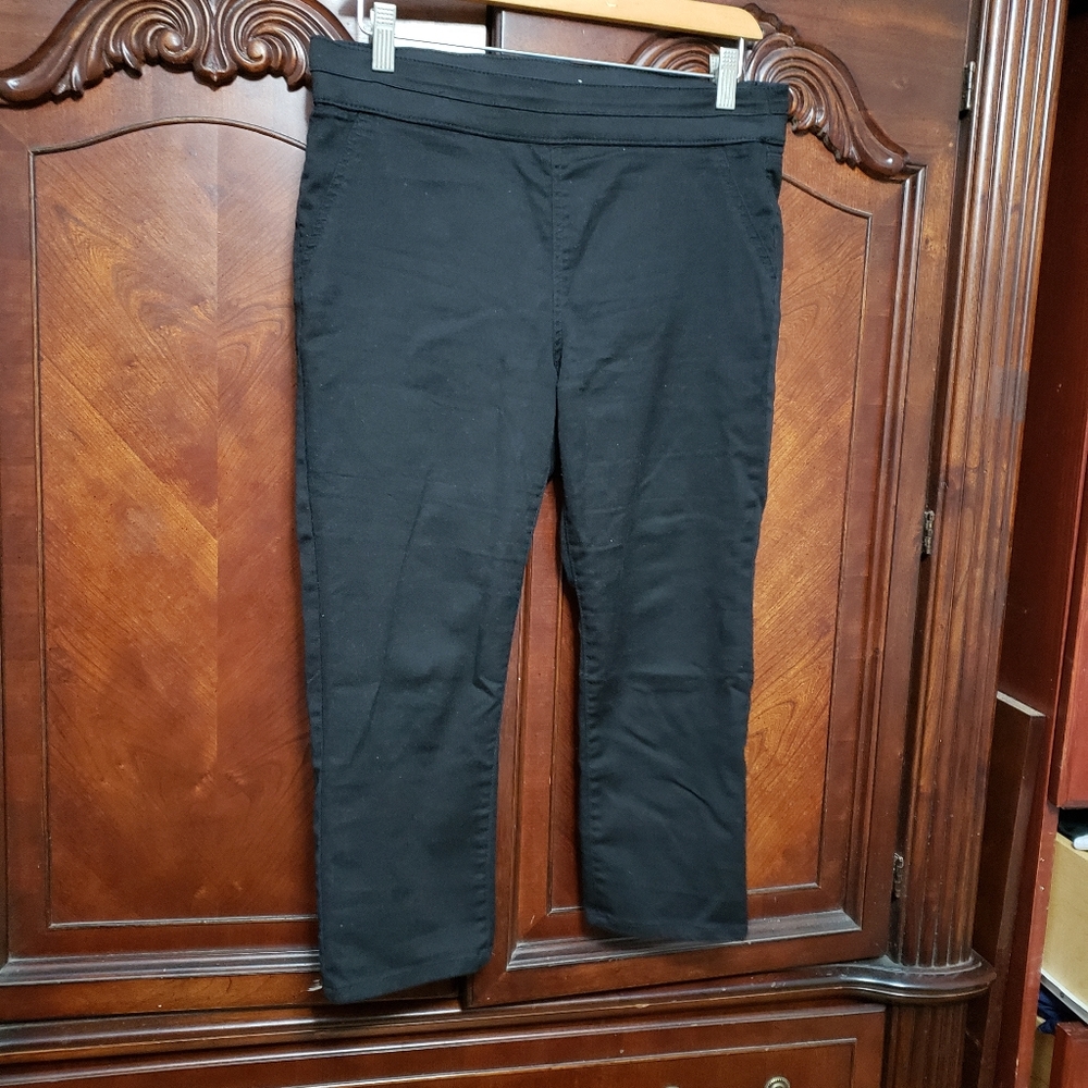 NY&CO Black Cropped Capri Legging